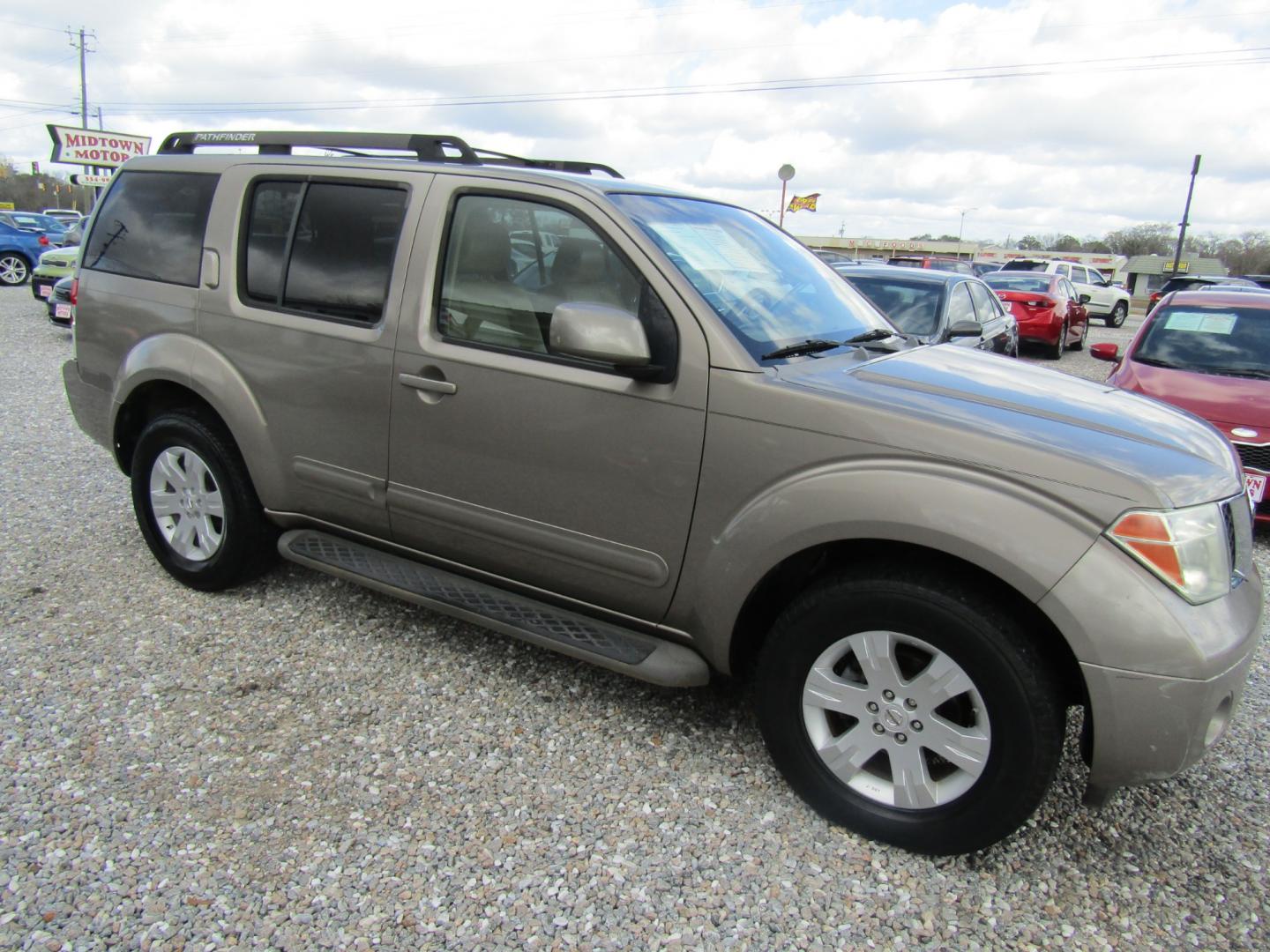 2007 Gray /Tan Nissan Pathfinder LE 2WD (5N1AR18U27C) with an 4.0L V6 DOHC 24V engine, Automatic transmission, located at 15016 S Hwy 231, Midland City, AL, 36350, (334) 983-3001, 31.306210, -85.495277 - Photo#0